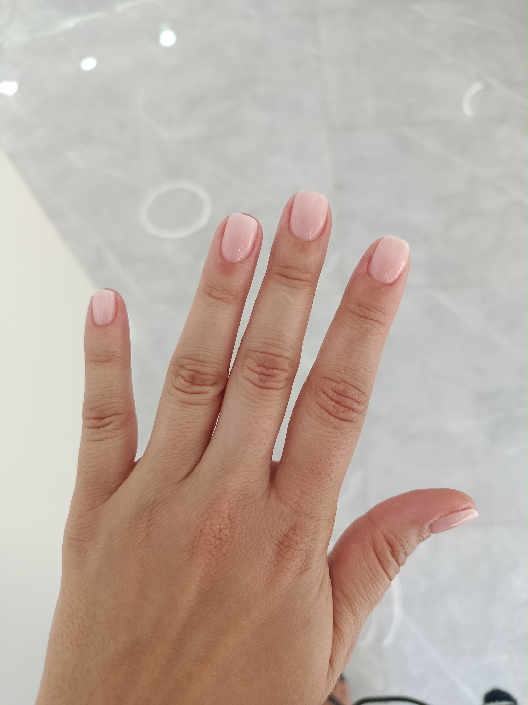 Manicure rosa naturale fotografata da una cliente