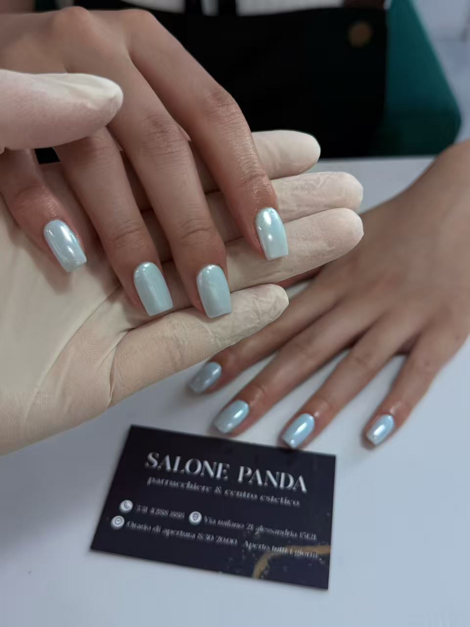Manicure azzurra con biglietto Salone Panda