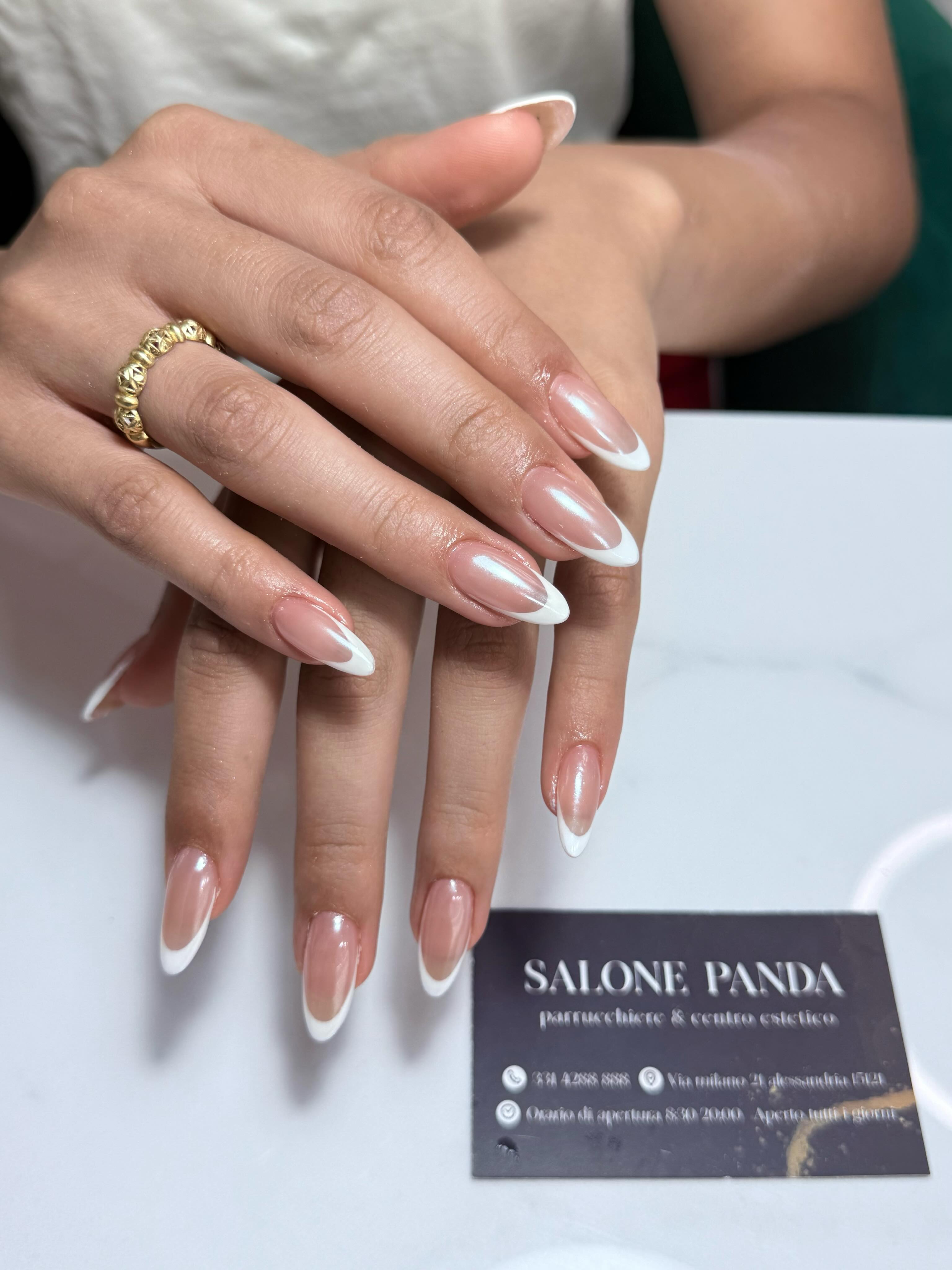 French manicure realizzata da Salone Panda